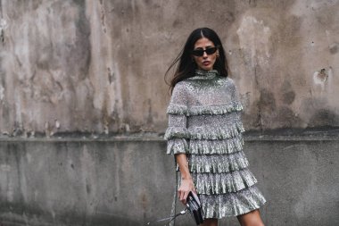 Paris, Fransa - 03 Mart 2019: Sokak stili kıyafet - Gilda Ambrosio Paris Moda Haftası sırasında bir defile sonra - Pfwfw19