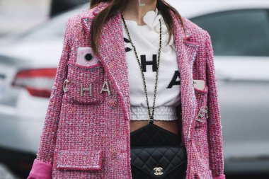 Paris, Fransa - 05 Mart 2019: Sokak stili kıyafet - Paris Moda Haftası sırasında bir defile sonra Chanel kıyafeti - Pfwfw19