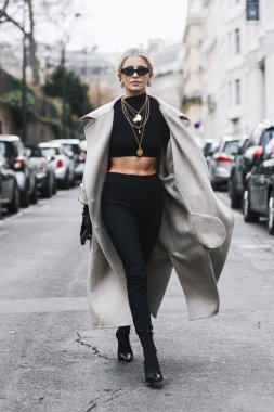 Paris, Fransa - 02 Mart 2019: Sokak stili kıyafet - Caroline Daur Paris Moda Haftası sırasında bir defile sonra - Pfwfw19