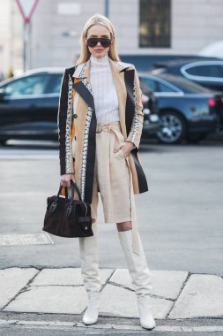 Milano, İtalya - 22 Şubat 2019: Milano Moda Haftası'nda bir defile öncesi Sokak stili Influencer Leonie Hanne - Mfwfw19
