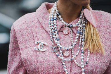 Paris, Fransa - 05 Mart 2019: Milano Moda Haftası'nda bir defile öncesi sokak stili kıyafet - Pfwfw19