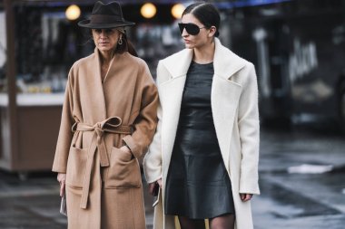 Paris, Fransa - 02 Mart 2019: Sokak stili kıyafet - Paris Moda Haftası sırasında bir defile sonra - Pfwfw19