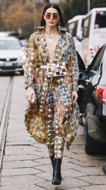 Milano, İtalya - 23 Şubat 2019: Milano Moda Haftası'nda bir defileden sonra sokak stili Kıyafet - Mfwfw19