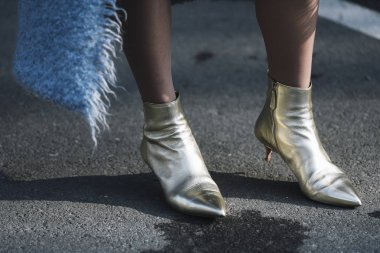 Milano, İtalya - 21 Şubat 2019: Milano Moda Haftası sırasında bir defile sonrası Sokak stili Boots detay - Mfwfw19