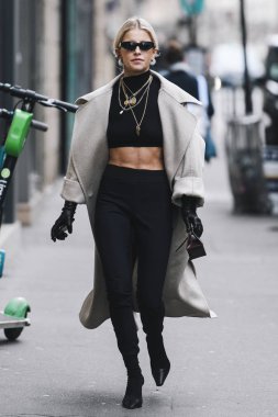 Paris, Fransa - 02 Mart 2019: Sokak stili kıyafet - Caroline Daur Paris Moda Haftası sırasında bir defile sonra - Pfwfw19