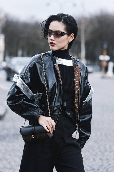 Париж, Франция - 05 марта 2019 года: Появление уличного стиля во время Недели моды в Париже - PFWFW19
