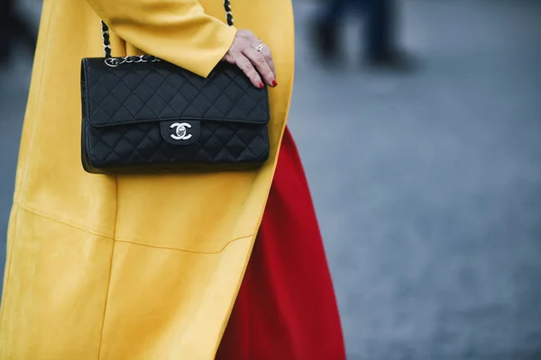 フランス 2019 ストリートスタイルの衣装 パリファッションウィーク中のファッションショーの後にシャネルの財布を身に着けている女性 Pfwfw19 — ストック写真