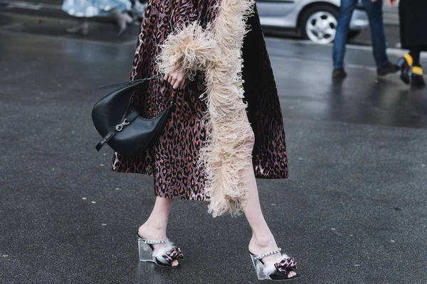 パリ、フランス - 2019年3月5日:ストリートスタイルの衣装 - レオニー・ハン — ストック写真