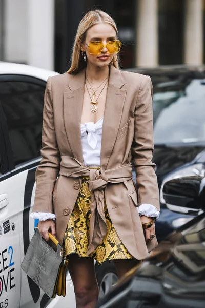 París Francia Marzo 2019 Traje Calle Leonie Hanne Después Desfile — Foto de Stock