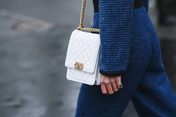 París Francia Marzo 2019 Traje Calle Mujer Con Bolso Chanel —  Fotos de Stock