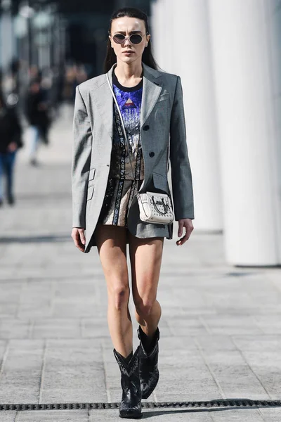 Milaan Italië Februari 2019 Streetstyle Influencer Mary Leest Een Modeshow — Stockfoto