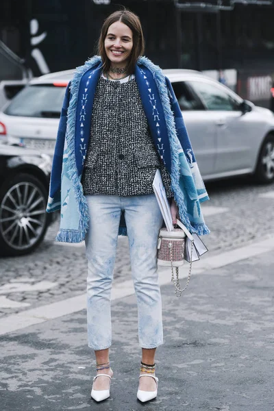 Paris Franciaország Március 2019 Street Style Felszerelés Chanel Ruhában Után — Stock Fotó