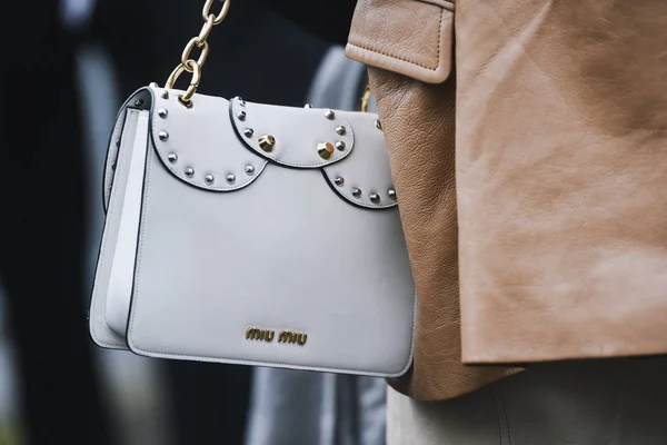 法国巴黎 2019年3月5日 街头时尚服装 在巴黎时装周时装秀后 穿着Miu Miu钱包的女人 Pfwfw19 — 图库照片