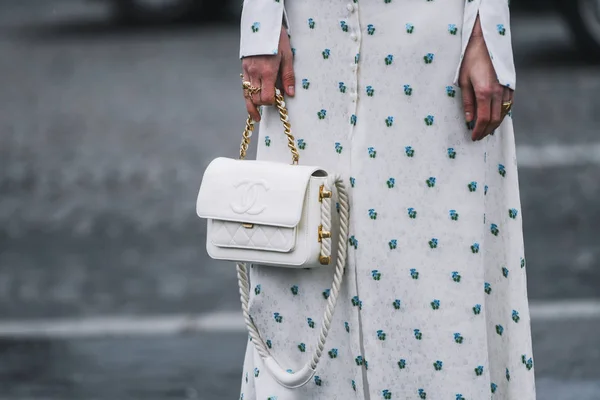 París Francia Marzo 2019 Traje Calle Mujer Con Bolso Chanel —  Fotos de Stock