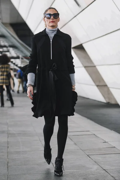 Париж Франция Марта 2019 Года Уличный Стиль Одежды Оливия Палермо — стоковое фото