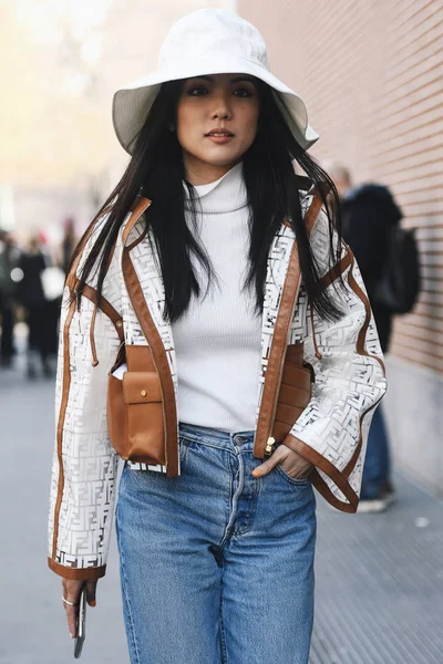 Milán Italia Febrero 2019 Street Style Mujeres Que Llevan Impermeable — Foto de Stock