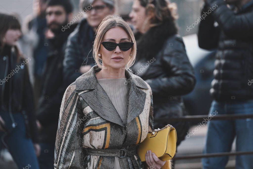 Gama de Lubricar Aprobación Milán, Italia - 20 de febrero de 2019: Street style - mujer vestida con  Gucci después de un desfile de moda durante la Semana de la Moda de Milán -  MFWFW19 2023