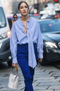 Milano, İtalya - 22 Şubat 2019: Sokak stili kıyafet - Modeller, blogcular ve etkileyiciler Milano Moda Haftası sırasında bir defile önce - Mfwfw19