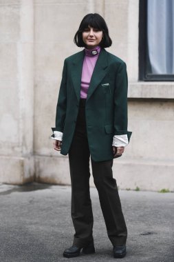 Paris, Fransa-Mart 01, 2019: sokak tarzı kıyafet-Paris moda haftası sırasında bir moda gösterisi sonra-Pfwfw19