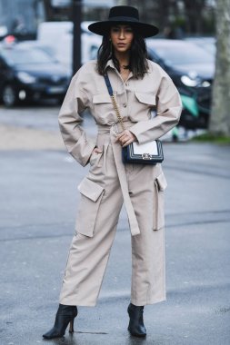 Paris, Fransa - 05 Mart 2019: Milano Moda Haftası'nda bir defile öncesi sokak stili kıyafet - Pfwfw19