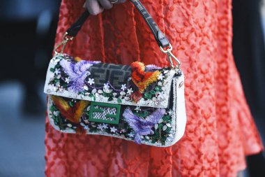 Milano, İtalya - 21 Şubat 2019: Sokak stili - Milano Moda Haftası sırasında bir defile den sonra ayrıntılı Fendi çanta - Mfwfw19