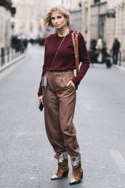 Paris, Fransa - 03 Mart 2019: Sokak stili kıyafet - Paris Moda Haftası sırasında bir defile sonrası Xenia Adonts - Pfwfw19