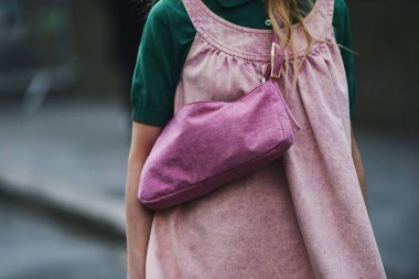 Paris, Fransa - 5 Mart 2019: Sokak stili kıyafet Blanca Miro Paris Moda Haftası sırasında bir defile önce - Pfwfw19