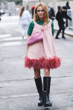 Paris, Fransa - 5 Mart 2019: Sokak stili kıyafet - Blanca Miro Paris Moda Haftası sırasında bir defile önce - Pfwfw19