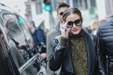 Milano, İtalya - 23 Şubat 2019: Milano Moda Haftası sırasında bir defile sonrası Sokak stili Influencer Olivia Palermo - Mfwfw19