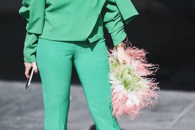 Paris, Fransa - 04 Mart 2019: Sokak stili kıyafet - Paris Moda Haftası sırasında bir defile önce - Pfwfw19