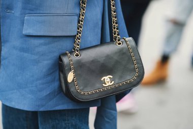 Paris, Fransa - 05 Mart 2019: Sokak stili kıyafet - Paris Moda Haftası sırasında bir defile den sonra Chanel çanta giyen kadın - Pfwfw19