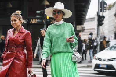 Milano, İtalya - 23 Şubat 2019: Milano Moda Haftası'nda bir defile öncesi sokak stili Kıyafetler - Mfwfw19
