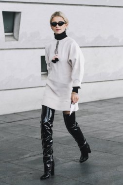 Paris, Fransa - 04 Mart 2019: Sokak stili kıyafet - Caroline Daur Paris Moda Haftası sırasında bir defile sonra - Pfwfw19