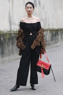 Paris, Fransa - 03 Mart 2019: Sokak stili kıyafet - Paris Moda Haftası sırasında bir defile sonra - Pfwfw19