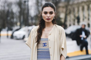 Paris, Fransa - 05 Mart 2019: Milano Moda Haftası'nda bir defile öncesi sokak stili kıyafet - Pfwfw19