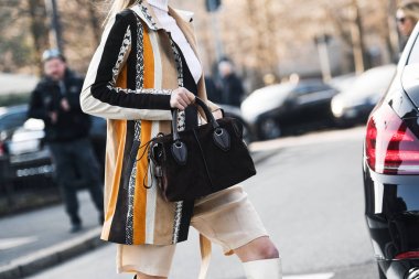 Milano, İtalya - 22 Şubat 2019: Milano Moda Haftası sırasında bir defile öncesi Sokak stili Influencer Leonie Hanne kıyafet detay - Mfwfw19