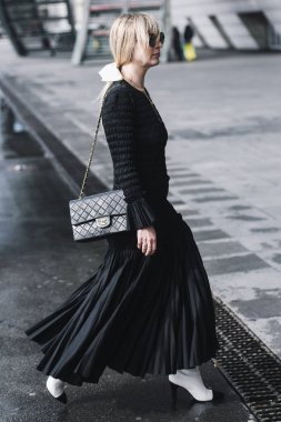 Paris, Fransa - 04 Mart 2019: Sokak stili kıyafet - Paris Moda Haftası sırasında bir defile sonra - Pfwfw19