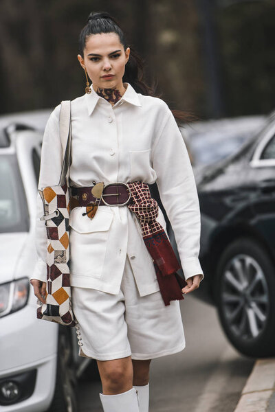 Милан, Италия - 23 февраля 2019 года: Уличный стиль Influencer Doina Ciobanu перед показом во время Недели Моды в Милане - MFWW19
