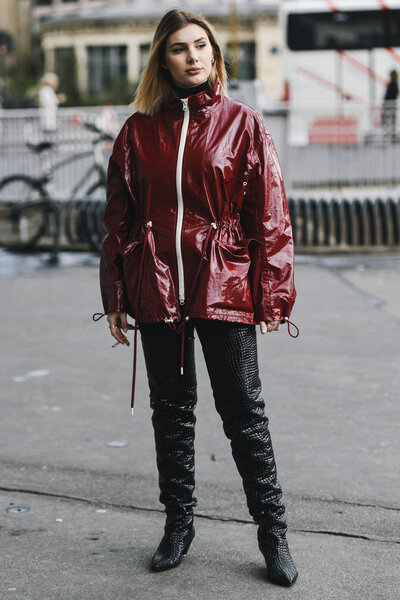 Париж, Франция - 04 марта 2019 года: Уличный стиль - Модный человек после показа мод во время Недели моды в Париже - PFWFW19
