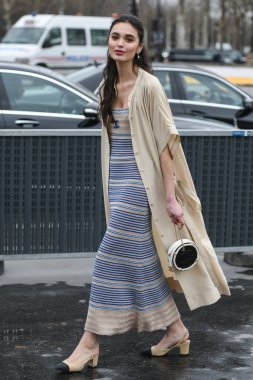 Paris, Fransa - 05 Mart 2019: Milano Moda Haftası'nda bir defile öncesi sokak stili kıyafet - Pfwfw19