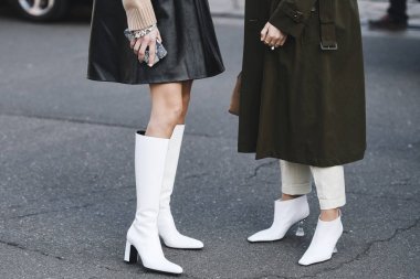 Milano, İtalya - 22 Şubat 2019: Milano Moda Haftası sırasında detaylı sokak tarzı Sokak tarzı kıyafet - Mfwfw19