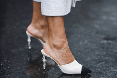 Paris, Fransa - 05 Mart 2019: Sokak stili kıyafet - Paris Moda Haftası sırasında bir defile sonrası zarif ayakkabılar - Pfwfw19