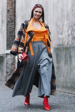Paris, Fransa - 03 Mart 2019: Sokak stili kıyafet - Paris Moda Haftası sırasında bir defile sonra - Pfwfw19