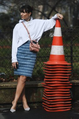 Paris, Fransa - 01 Mart 2019: Sokak stil kıyafeti - moda kişi bir defile sırasında Paris moda haftası - Pfwfw19 sonra