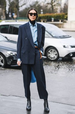 Paris, Fransa - 02 Mart 2019: Sokak stili kıyafet - Paris Moda Haftası sırasında bir defile sonra - Pfwfw19