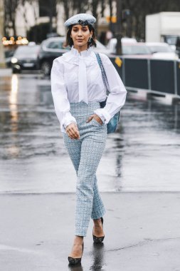 Paris, Fransa - 05 Mart 2019: Milano Moda Haftası'nda bir defile öncesi sokak stili kıyafet - Pfwfw19