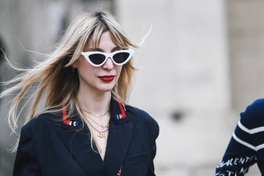 Paris, Fransa - 03 Mart 2019: Sokak stili kıyafet - Paris Moda Haftası sırasında bir defile sonra - Pfwfw19