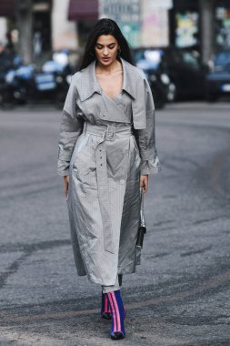 Milano, İtalya - 21 Şubat 2019: Milano Moda Haftası'nda bir defile öncesi Sokak stili Kıyafet - Mfwfw19