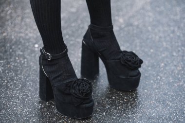 Paris, Fransa - 05 Mart 2019: Sokak stili kıyafet - Paris Moda Haftası sırasında bir defile sonrası zarif ayakkabılar - Pfwfw19