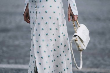 Paris, Fransa - 05 Mart 2019: Sokak stili kıyafet - Paris Moda Haftası sırasında bir defile den sonra Chanel çanta giyen kadın - Pfwfw19